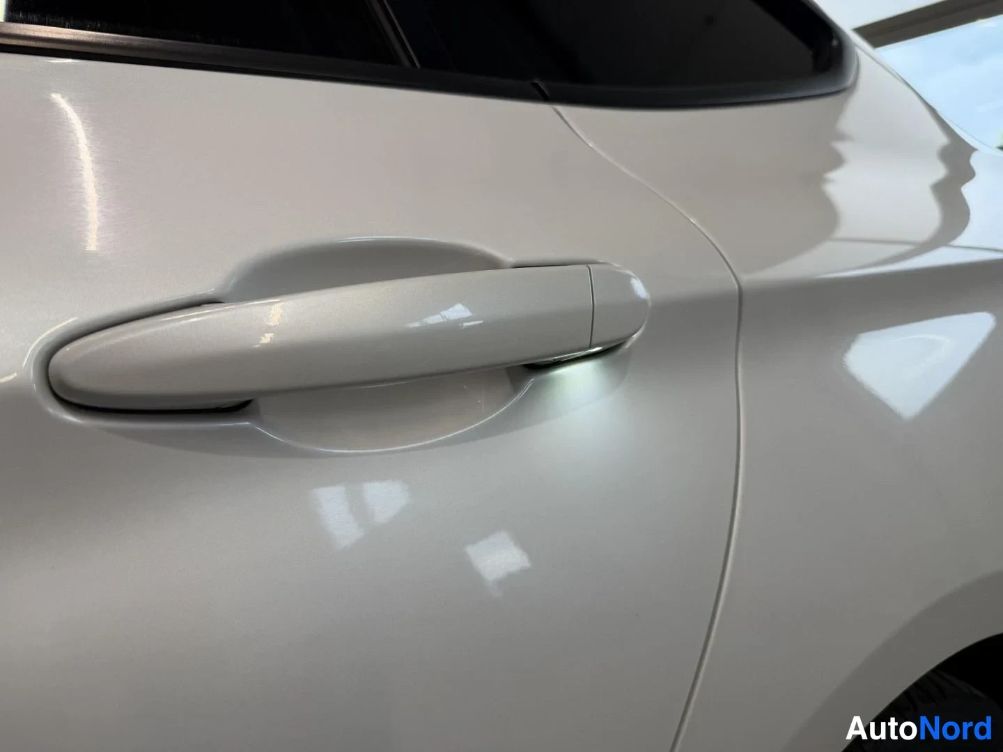 Valkoinen BMW 320d 2014, sivulta, kuva 4
