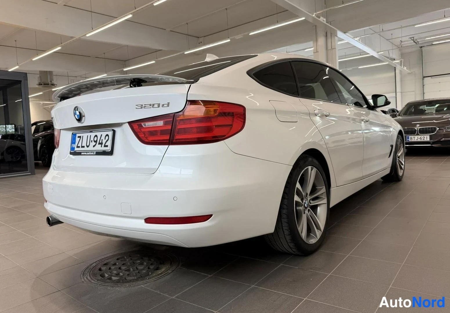 Valkoinen BMW 320d 2014, takaviisto, kuva 5
