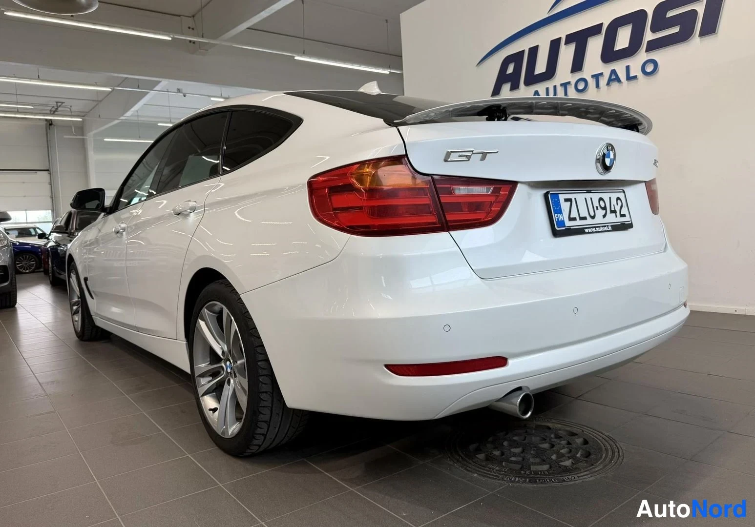 Valkoinen BMW 320d 2014, takaviisto, kuva 6
