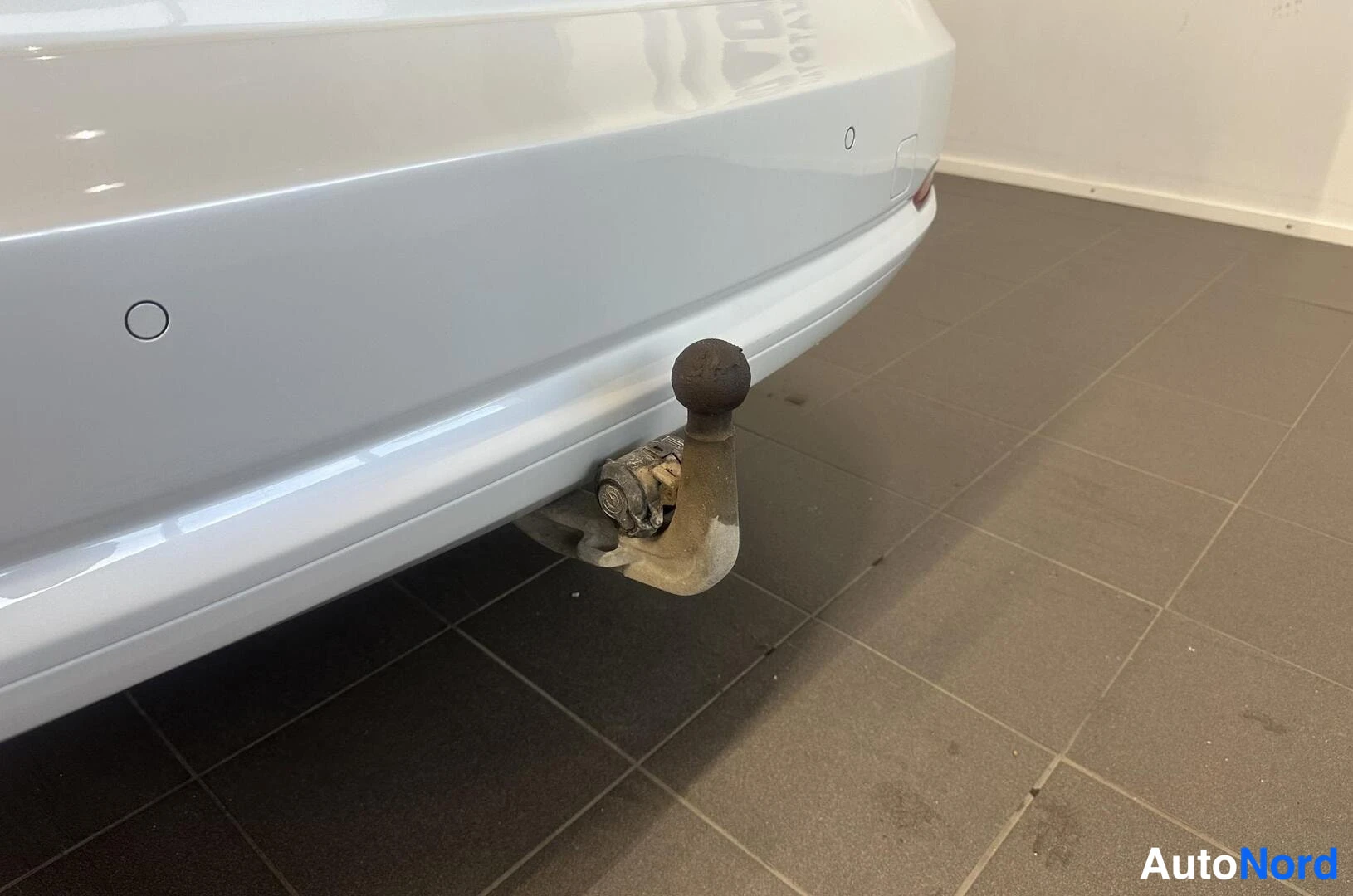 Valkoinen BMW 320d 2014, takaa, kuva 7