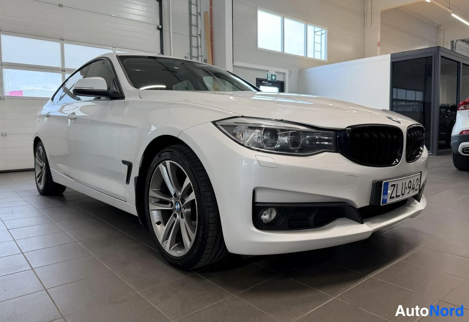 Valkoinen BMW 320d 2014, etuviisto, keula oikealle, kuva 2