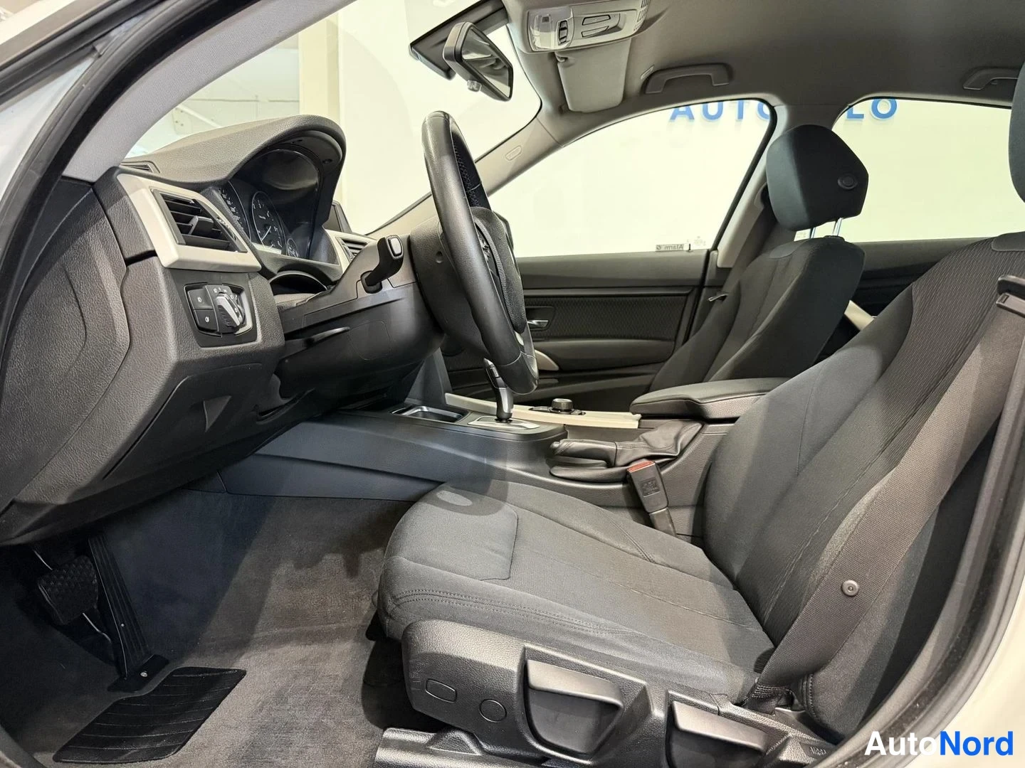 Valkoinen BMW 320d 2014, kuva 8