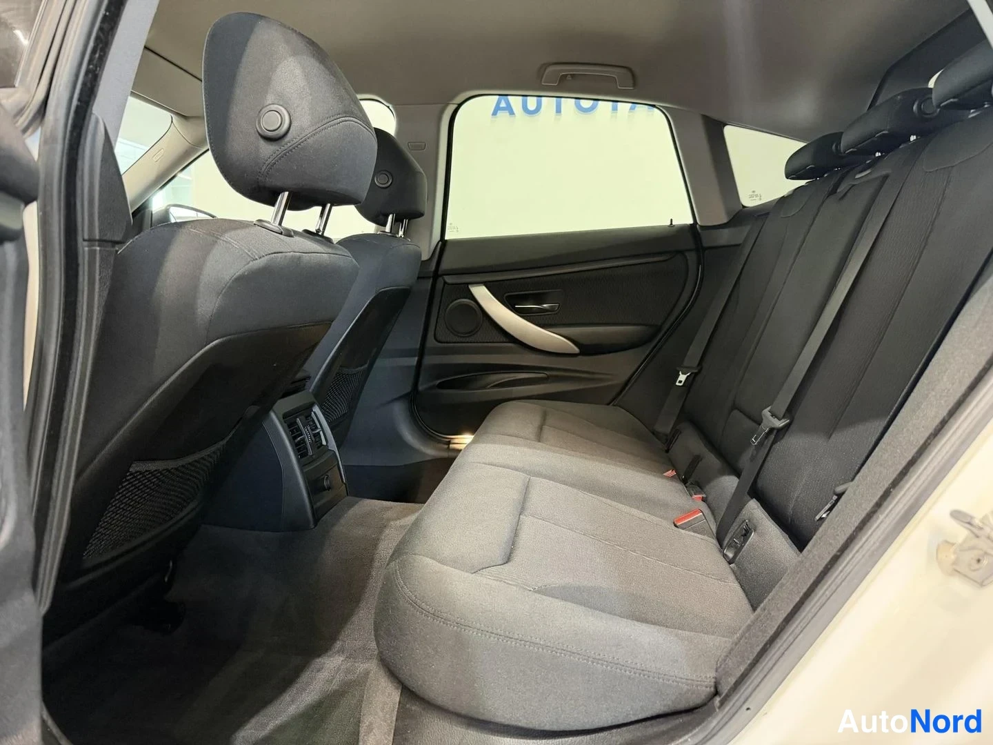 Valkoinen BMW 320d 2014, kuva 9