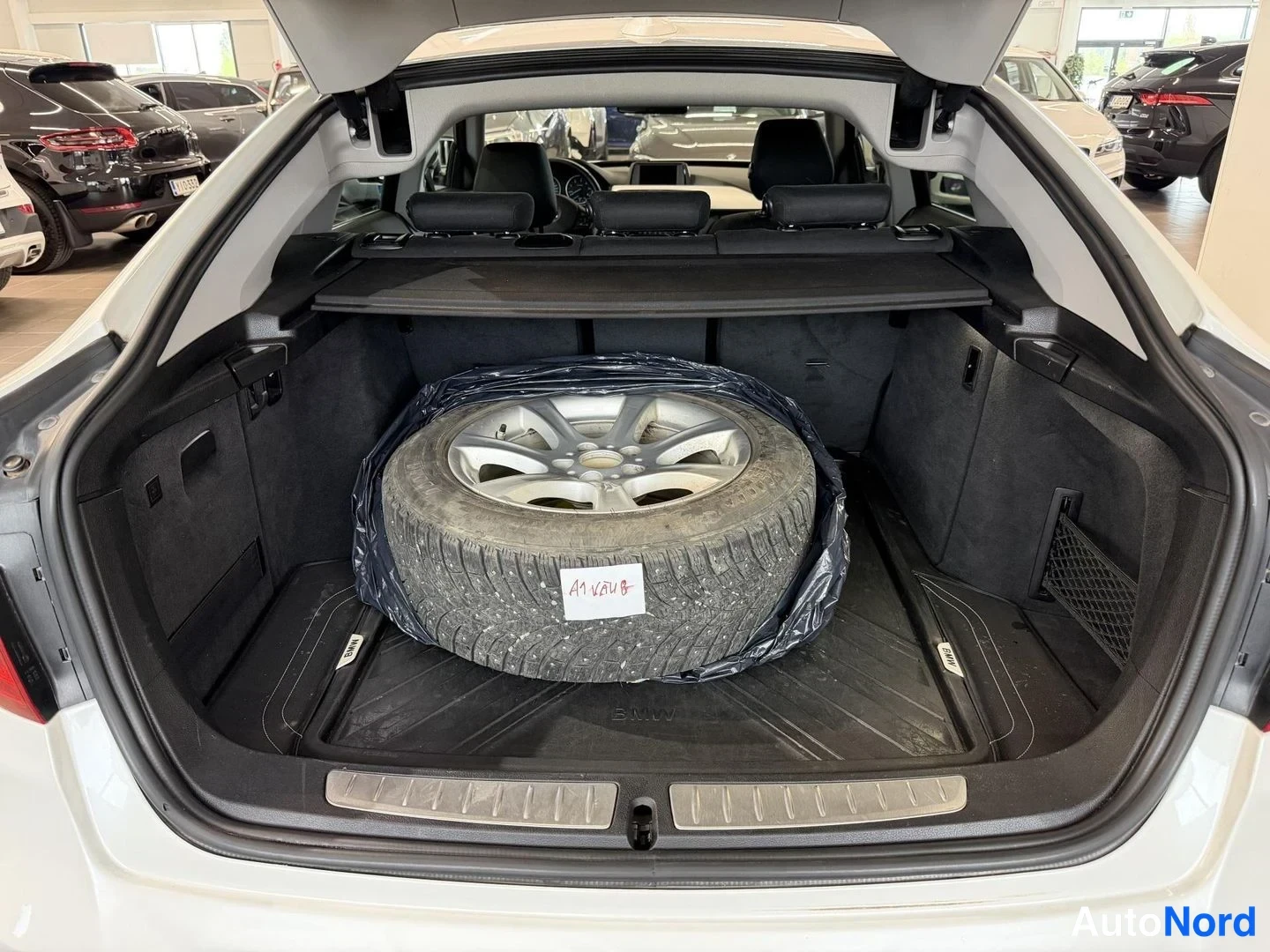 Valkoinen BMW 320d 2014, kuva 10