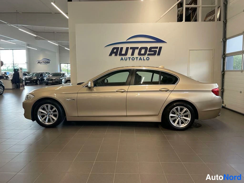 Beige BMW 520d 2011, sivulta, kuva 4