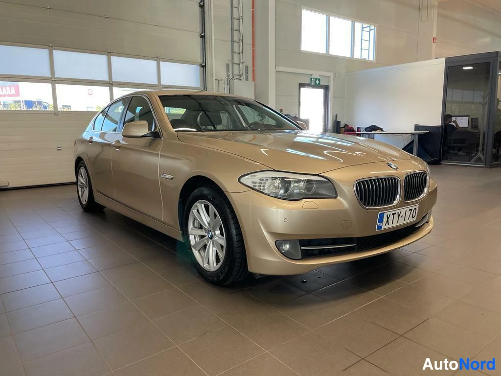 Beige BMW 520d 2011, etuviisto, keula oikealle, kuva 2