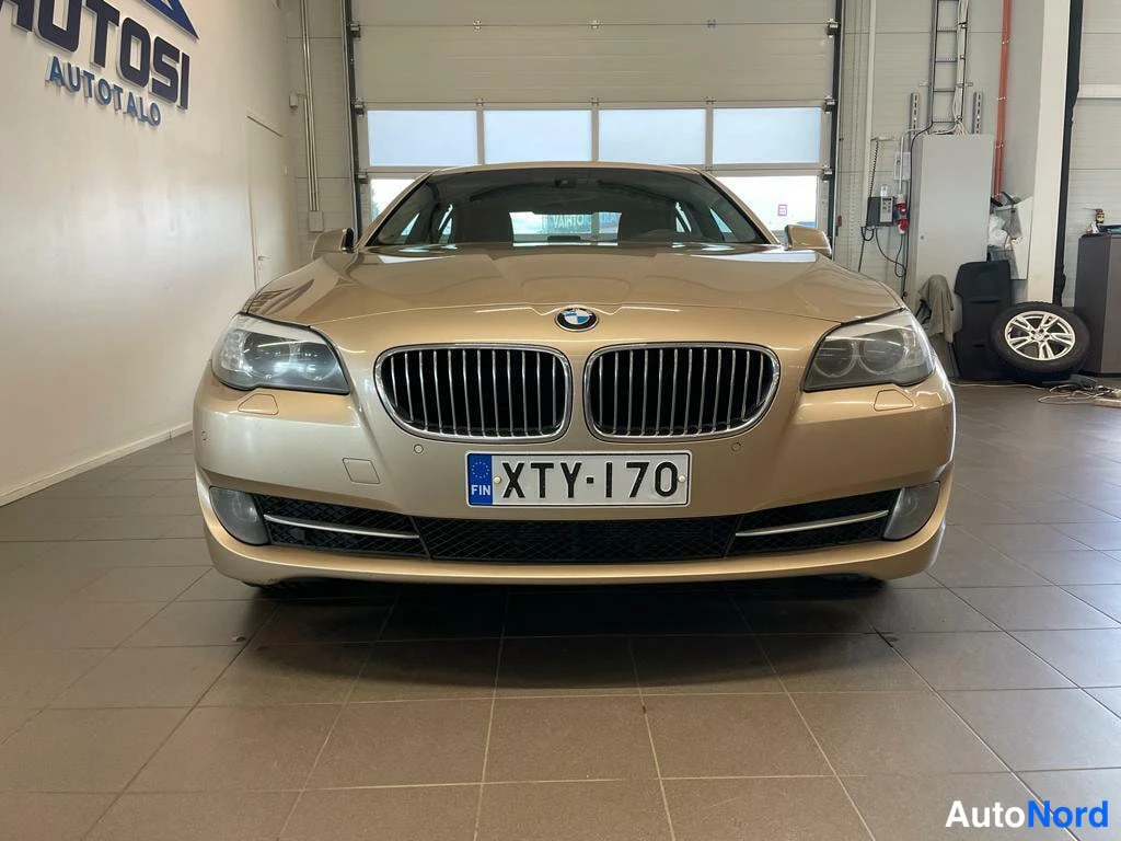Beige BMW 520d 2011, edestä, kuva 3