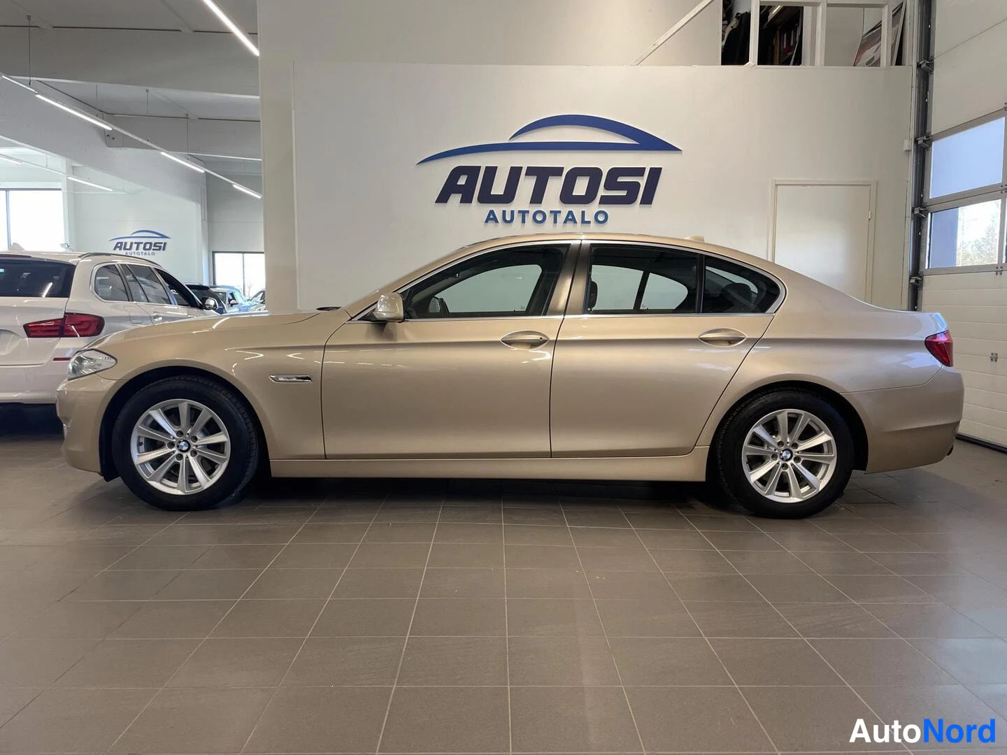 Beige BMW 520d 2011, sivulta, kuva 3