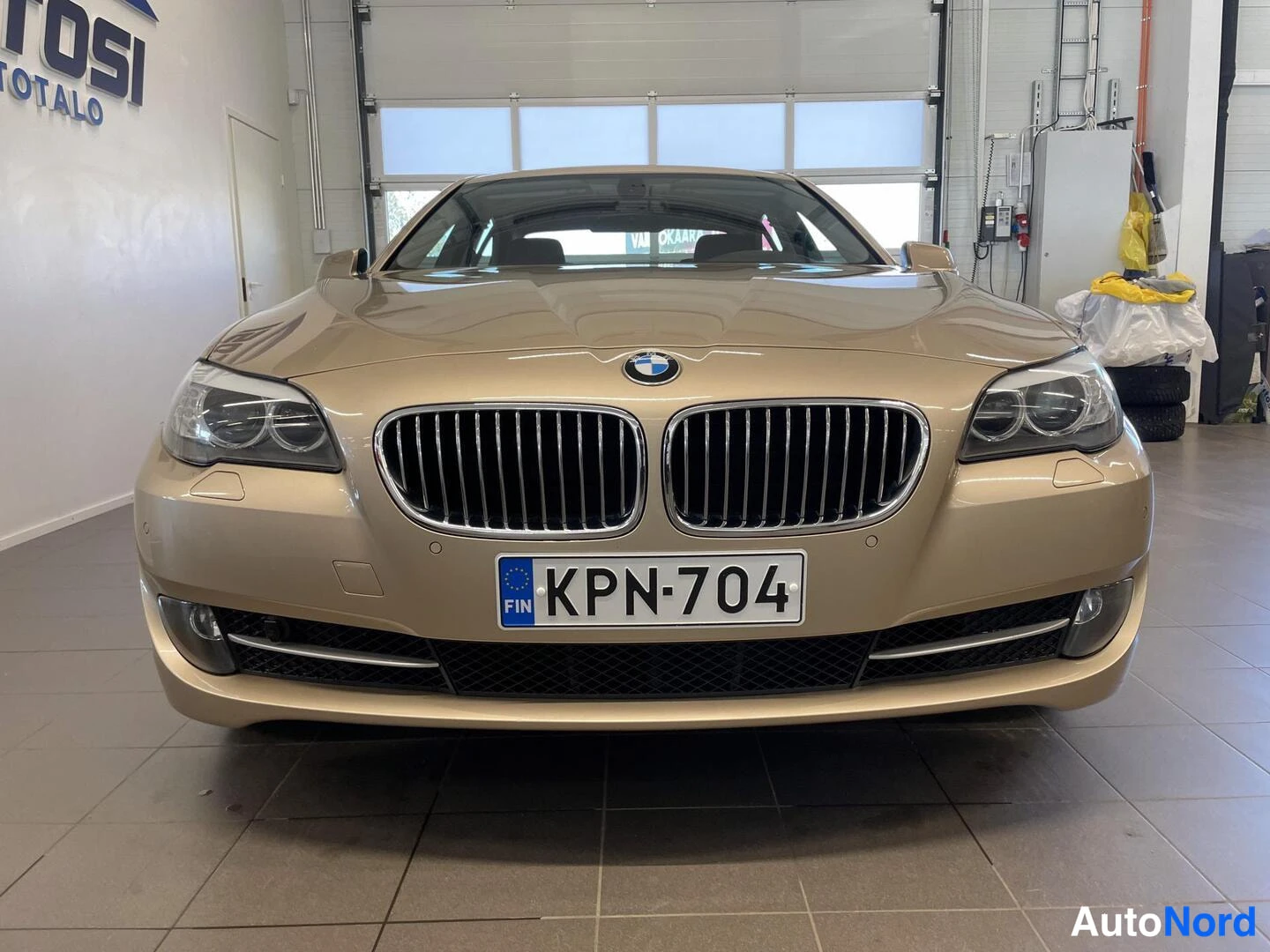 Beige BMW 520d 2011, edestä, kuva 2