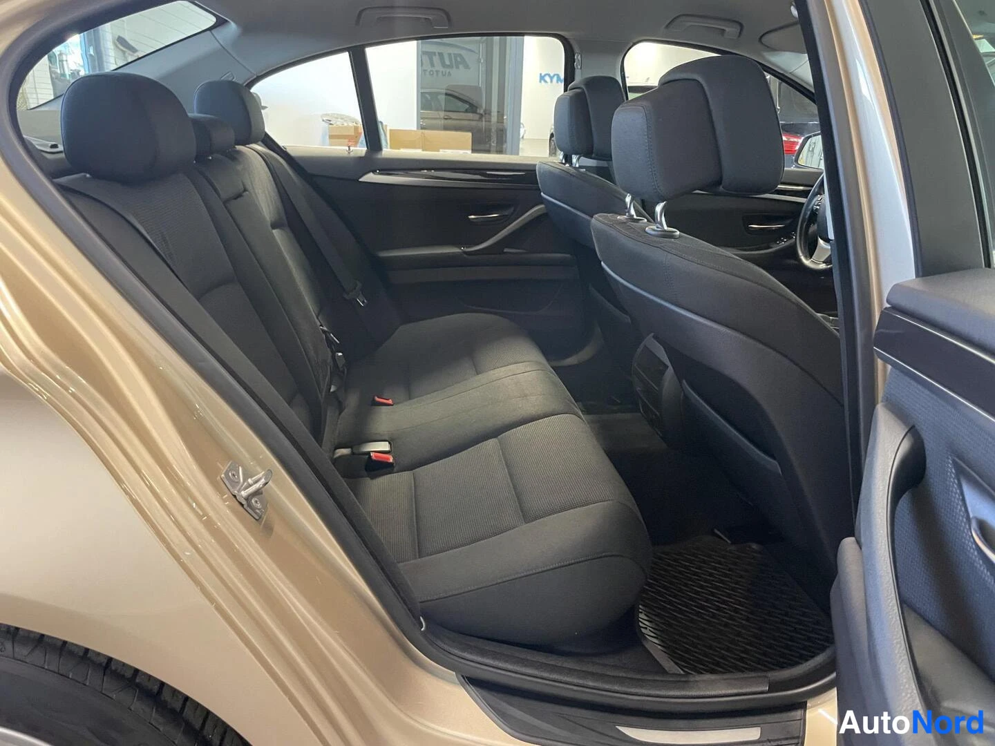 Beige BMW 520d 2011, kuva 12