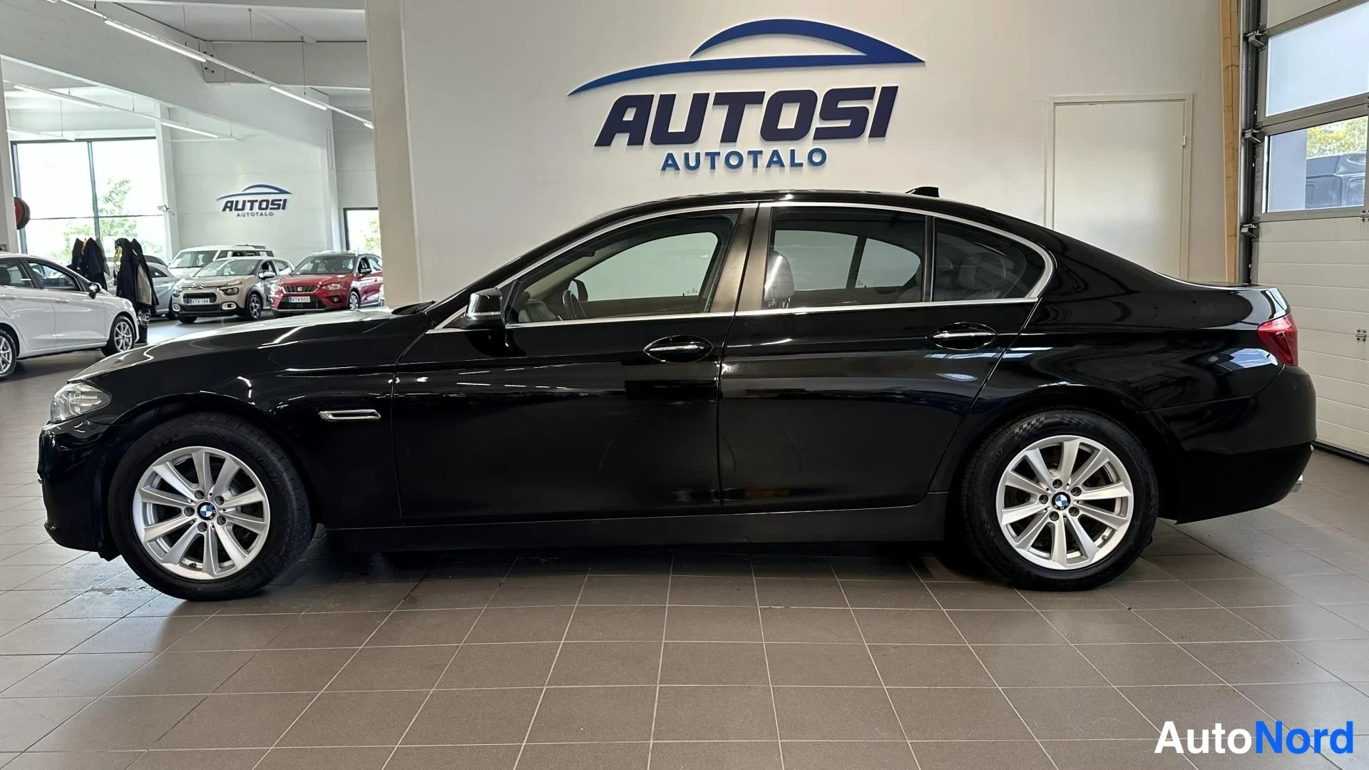 Musta BMW 520d xDrive 2017, etuviisto, keula vasemmalle, kuva 2