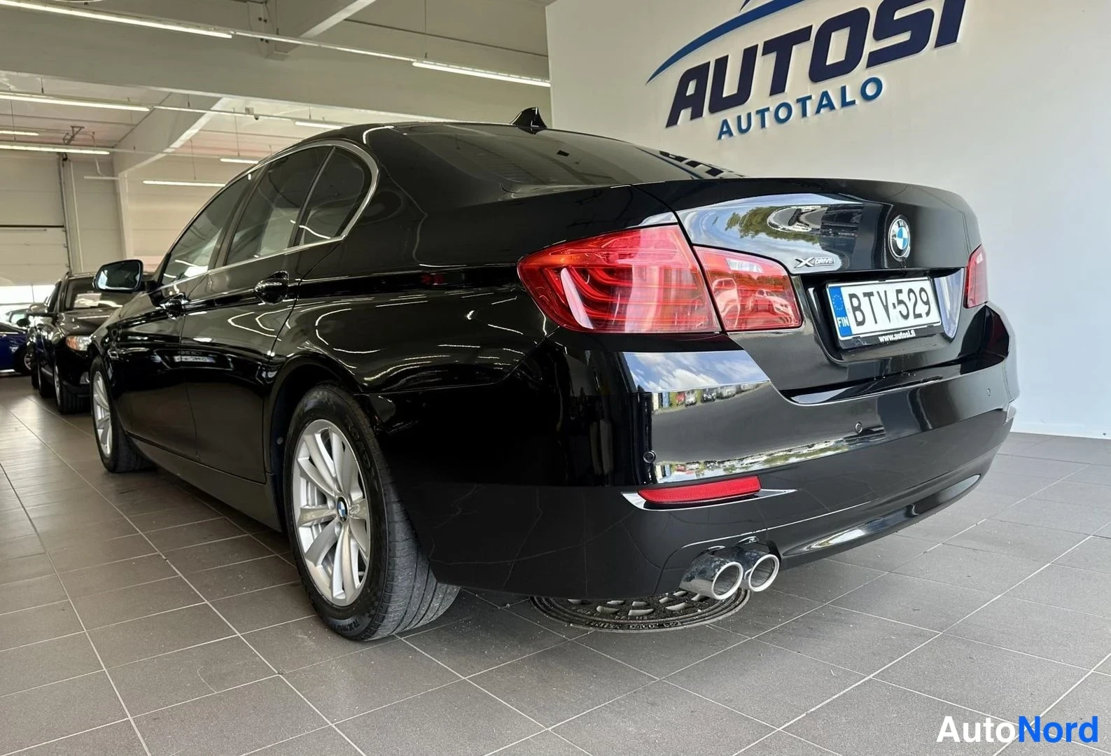 Musta BMW 520d xDrive 2017, takaviisto, kuva 4