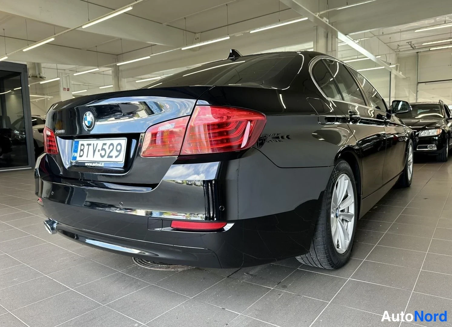 Musta BMW 520d xDrive 2017, takaviisto, kuva 5