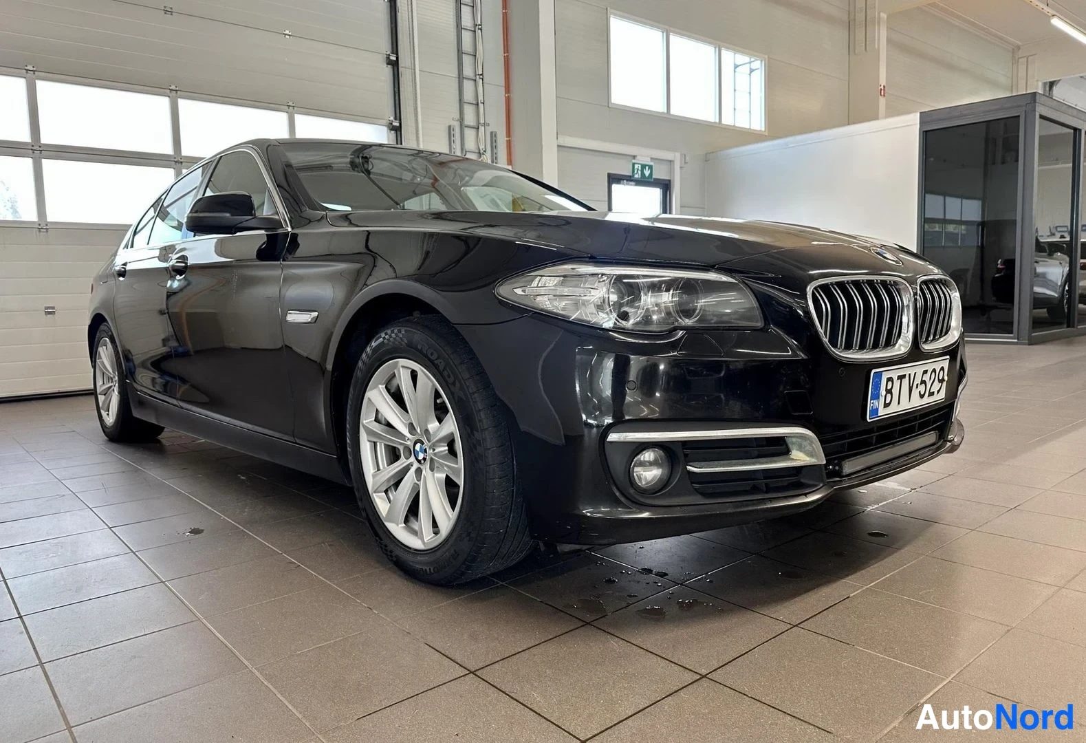Musta BMW 520d xDrive 2017, etuviisto, keula oikealle, kuva 3