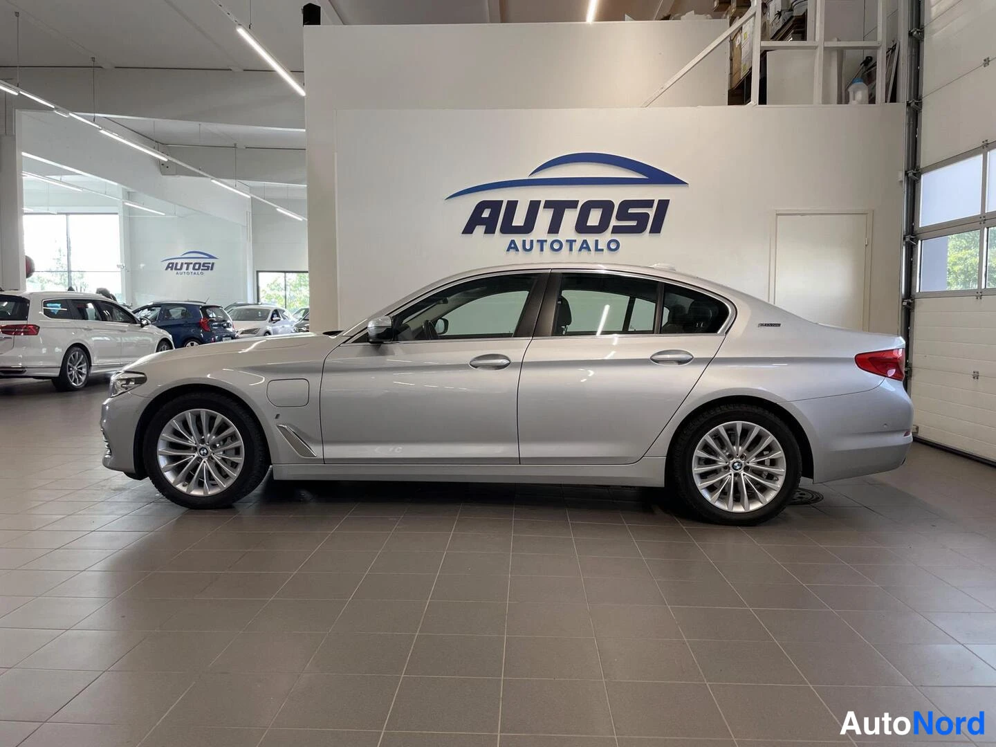 Hopea BMW 530e 2019, sivulta, kuva 5