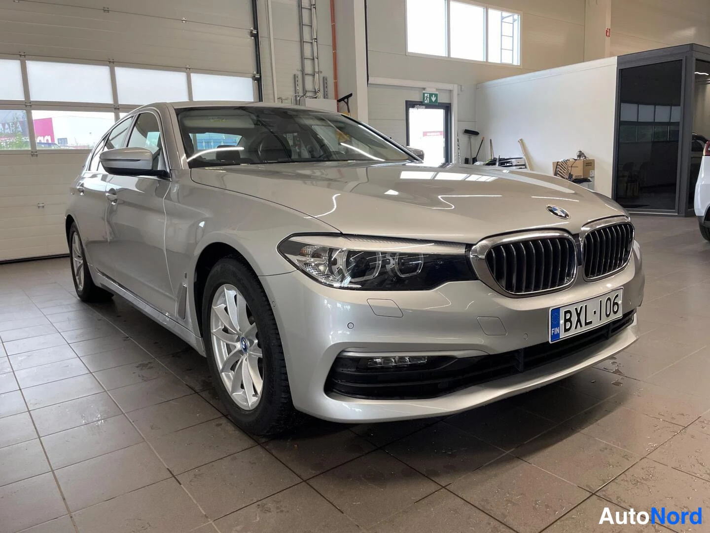 Hopea BMW 530e 2019, etuviisto, keula oikealle, kuva 3