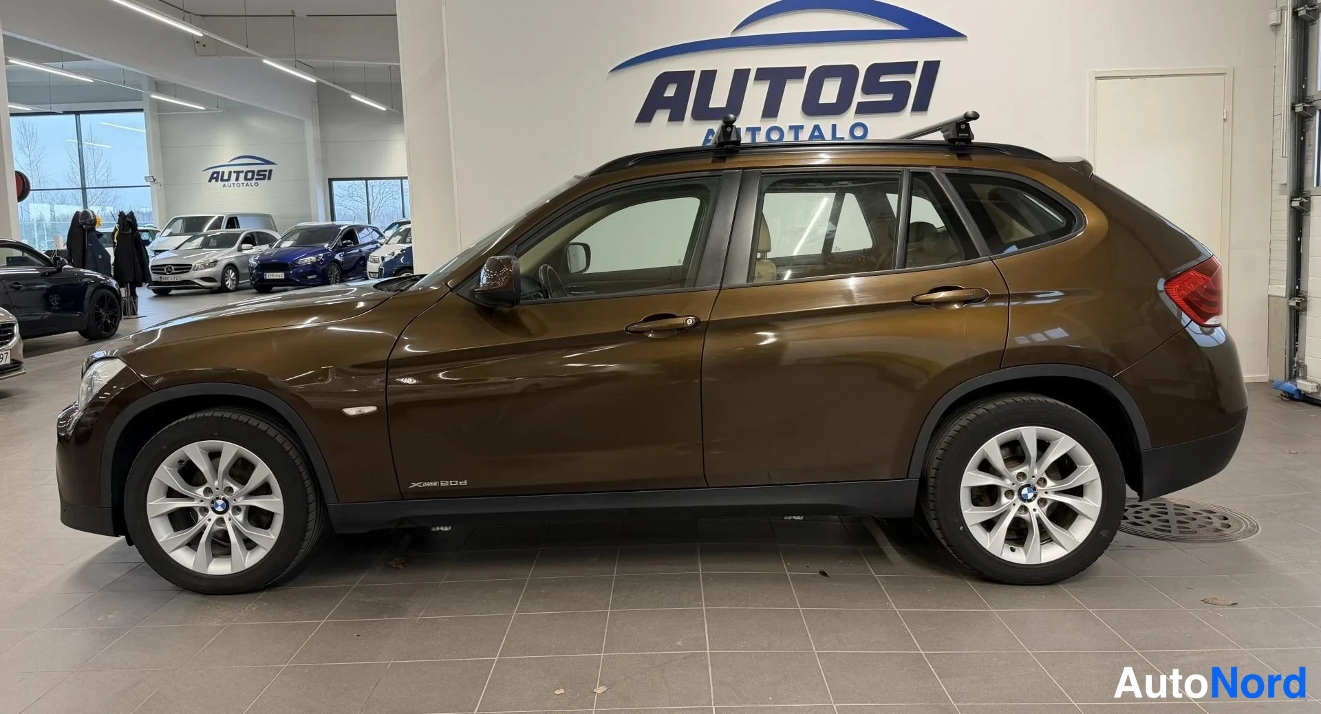 Ruskea BMW X1 2010, sivulta, kuva 3