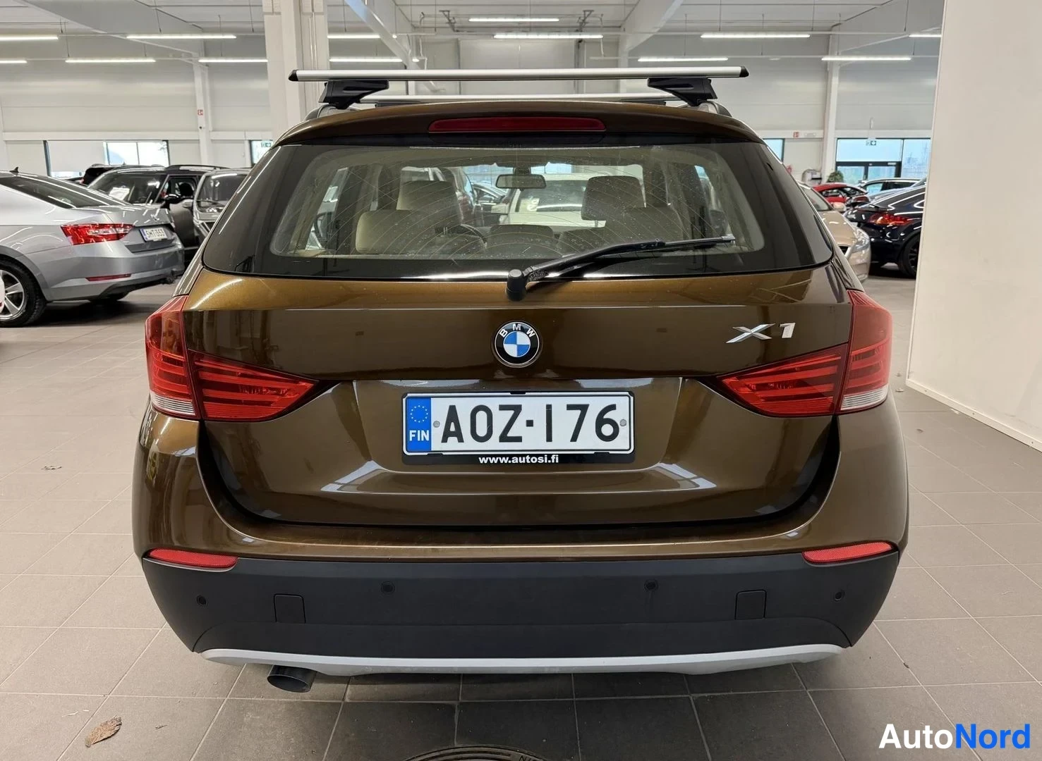 Ruskea BMW X1 2010, takaa, kuva 6
