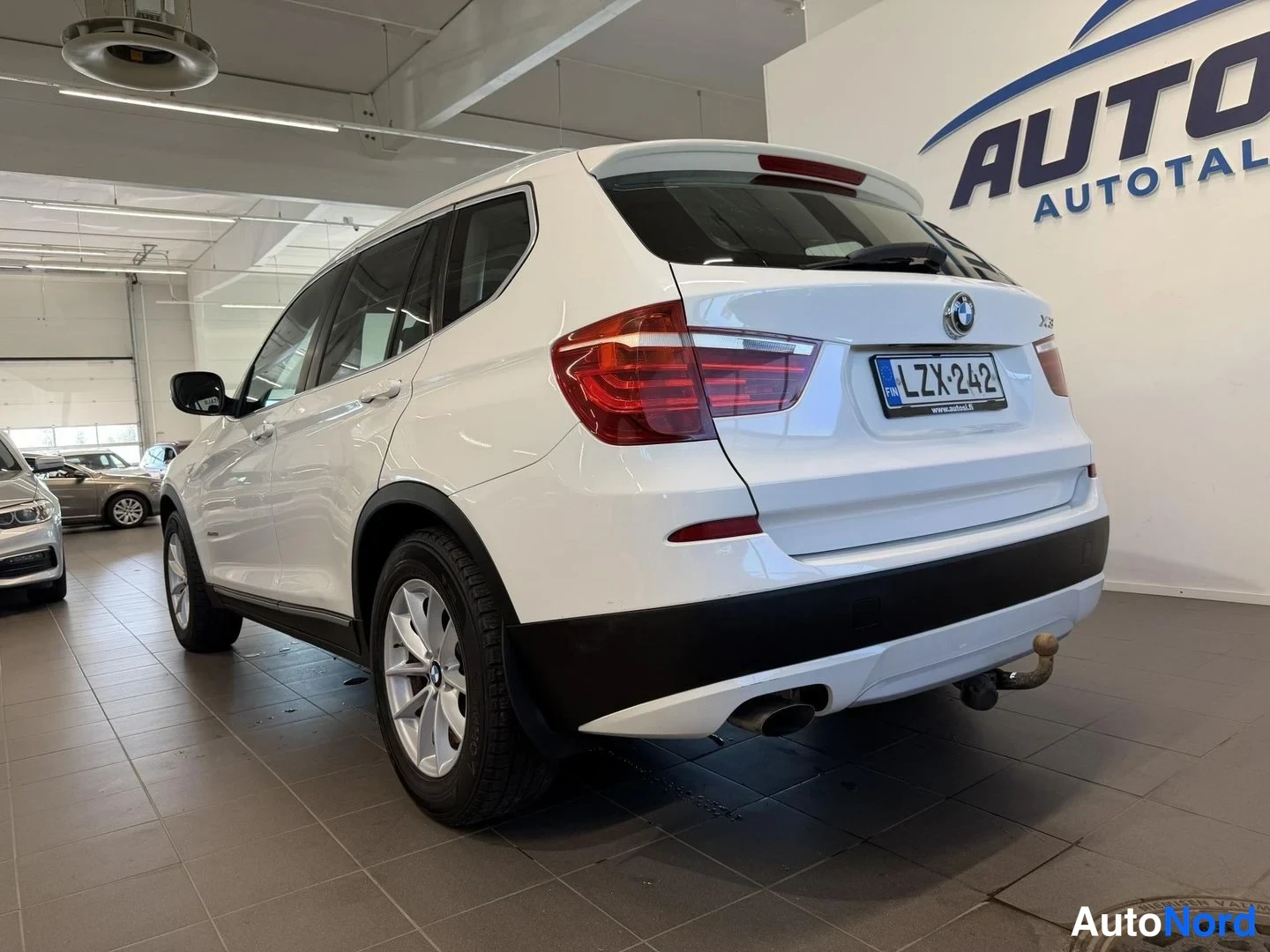 Valkoinen BMW X3 xDrive20d 2012, takaviisto, kuva 4