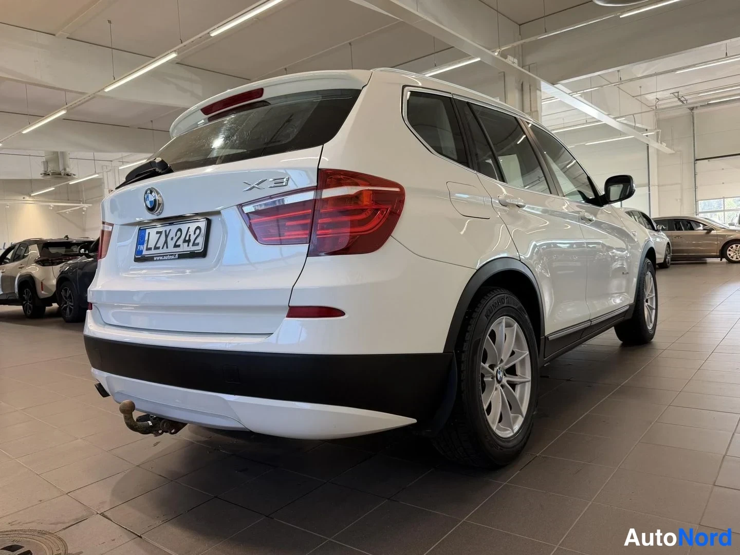 Valkoinen BMW X3 xDrive20d 2012, takaviisto, kuva 5