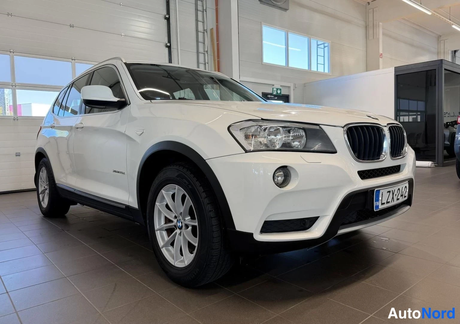 Valkoinen BMW X3 xDrive20d 2012, etuviisto, keula oikealle, kuva 2