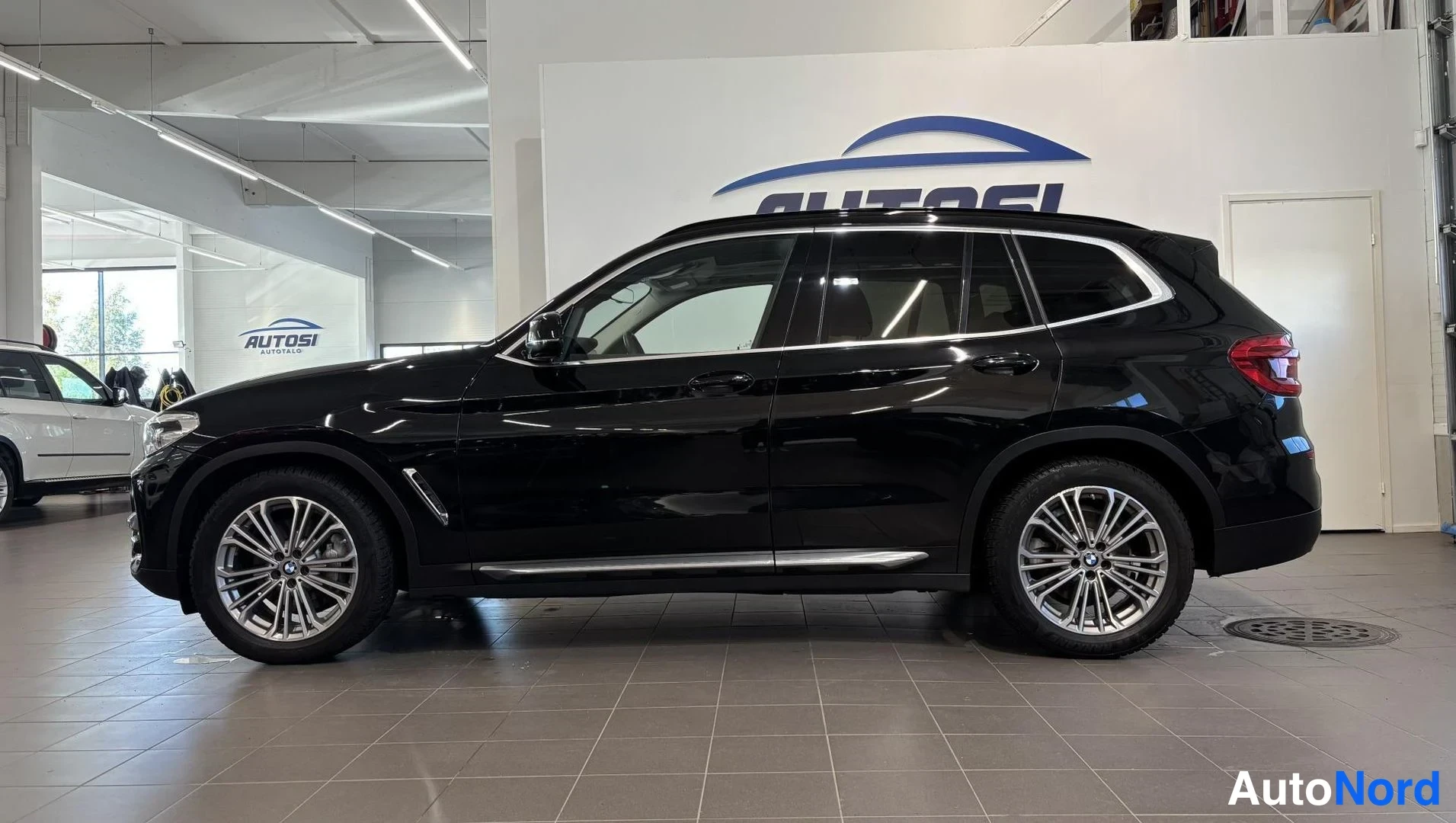 Musta BMW X3 xDrive30d 2018, sivulta, kuva 4