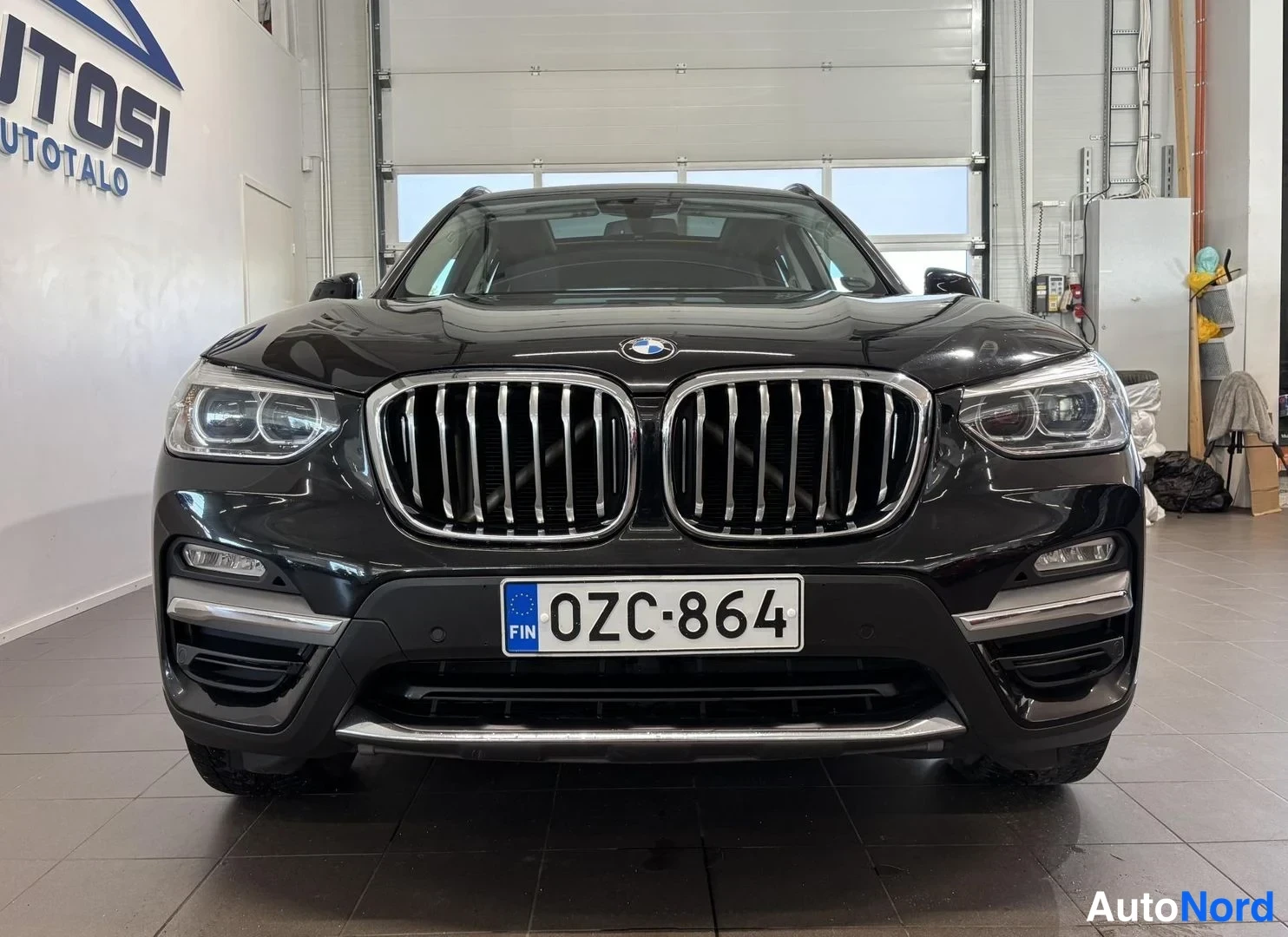 Musta BMW X3 xDrive30d 2018, edestä, kuva 3
