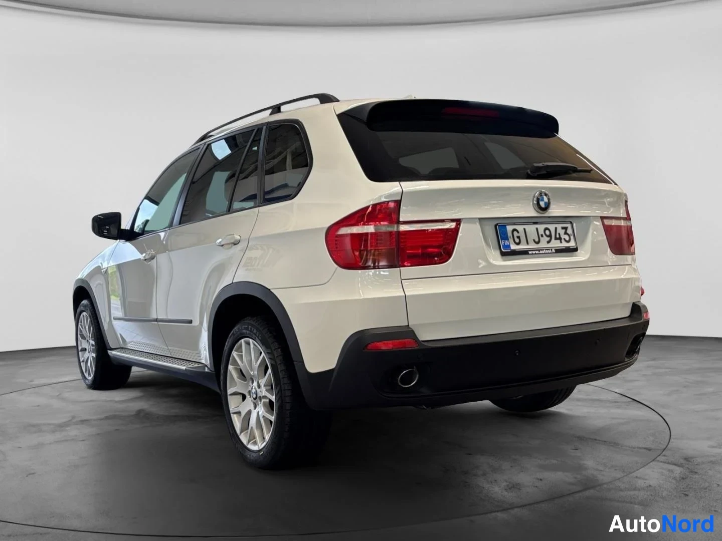 Valkoinen BMW X5 2009, takaviisto, kuva 7