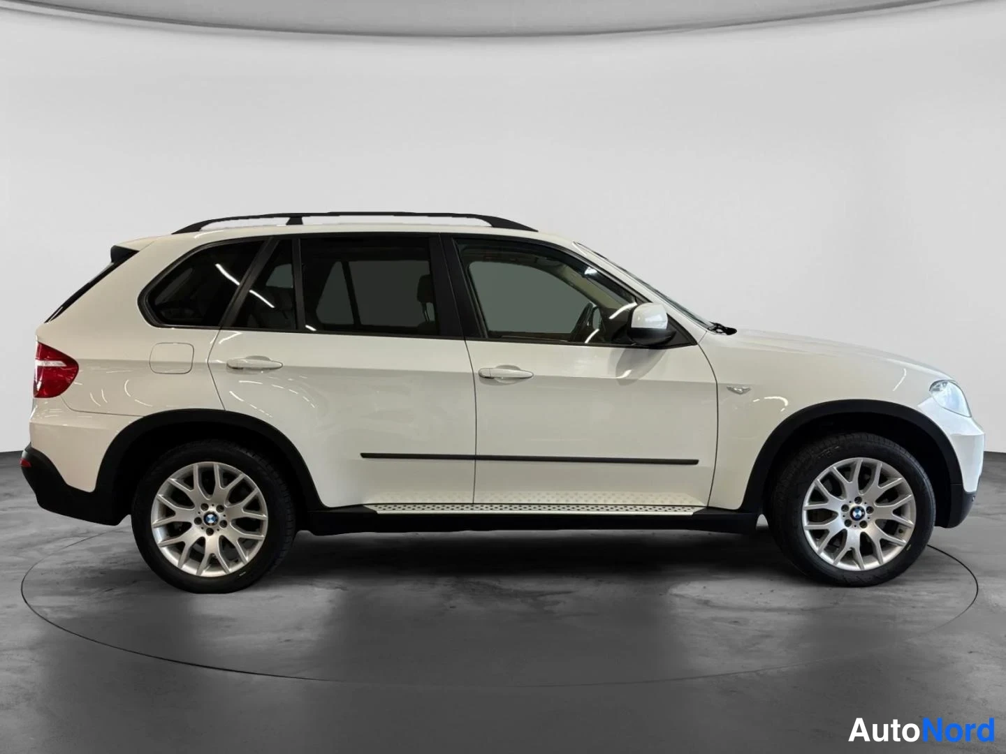 Valkoinen BMW X5 2009, sivulta, kuva 5