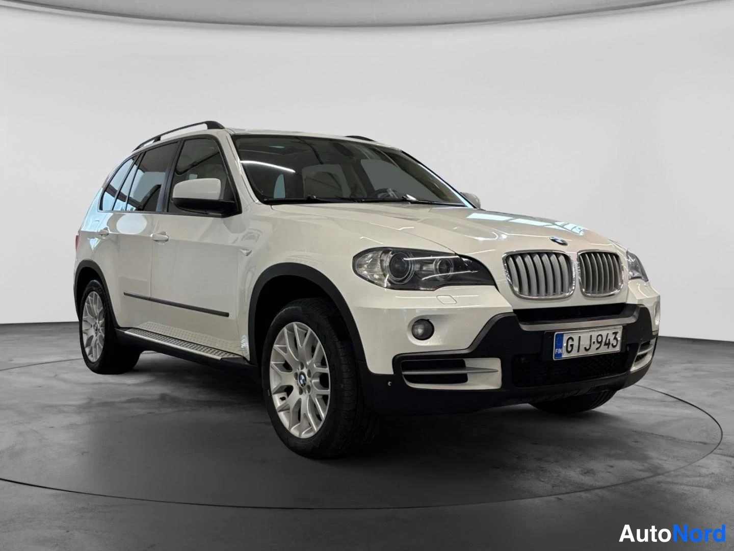 Valkoinen BMW X5 2009, etuviisto, keula oikealle, kuva 3