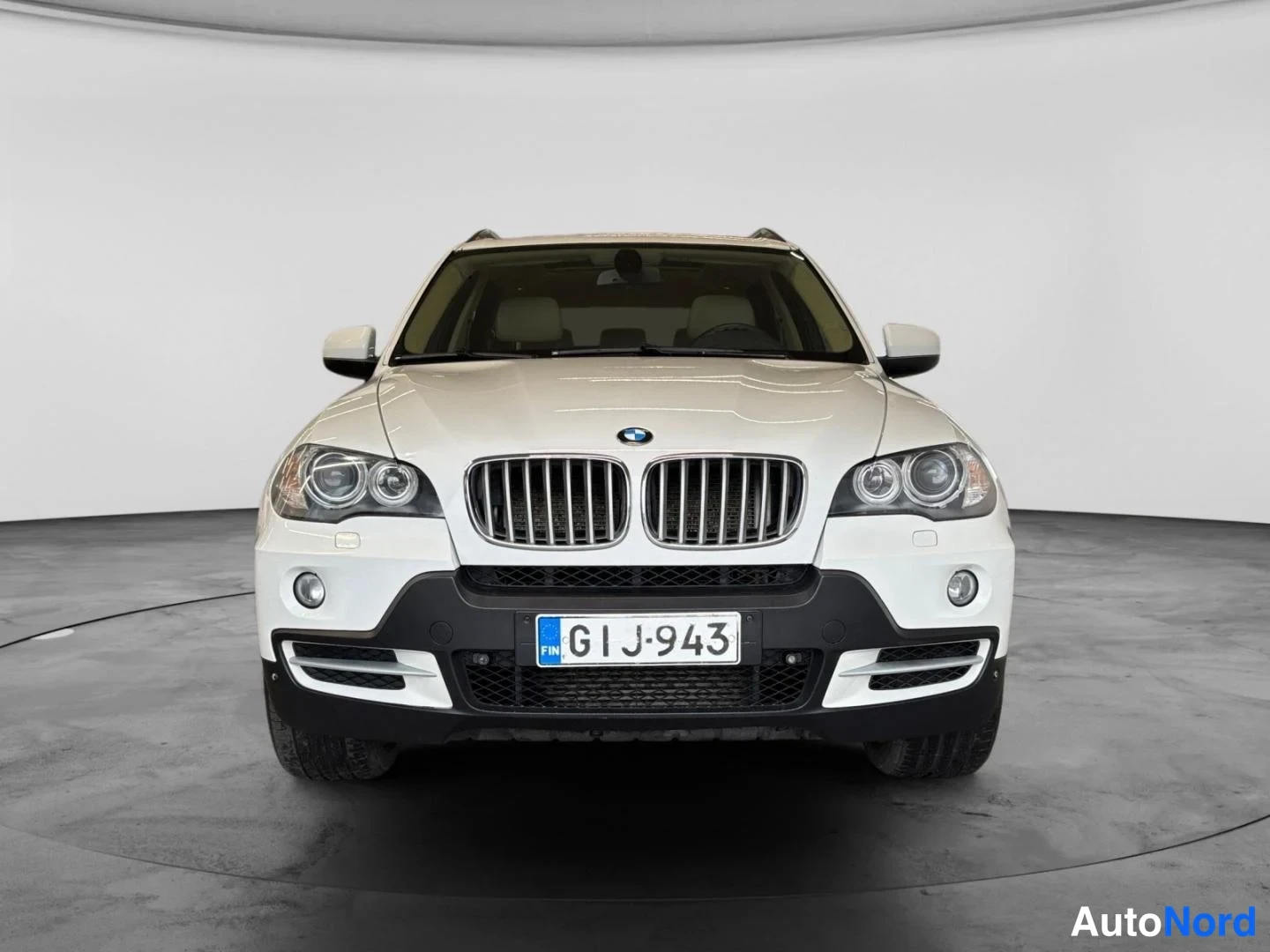 Valkoinen BMW X5 2009, edestä, kuva 4