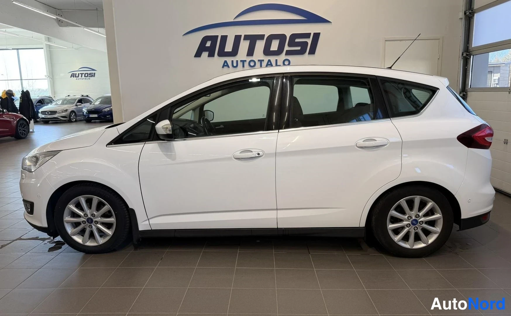 Valkoinen Ford C-Max 2016, etuviisto, keula vasemmalle, kuva 2