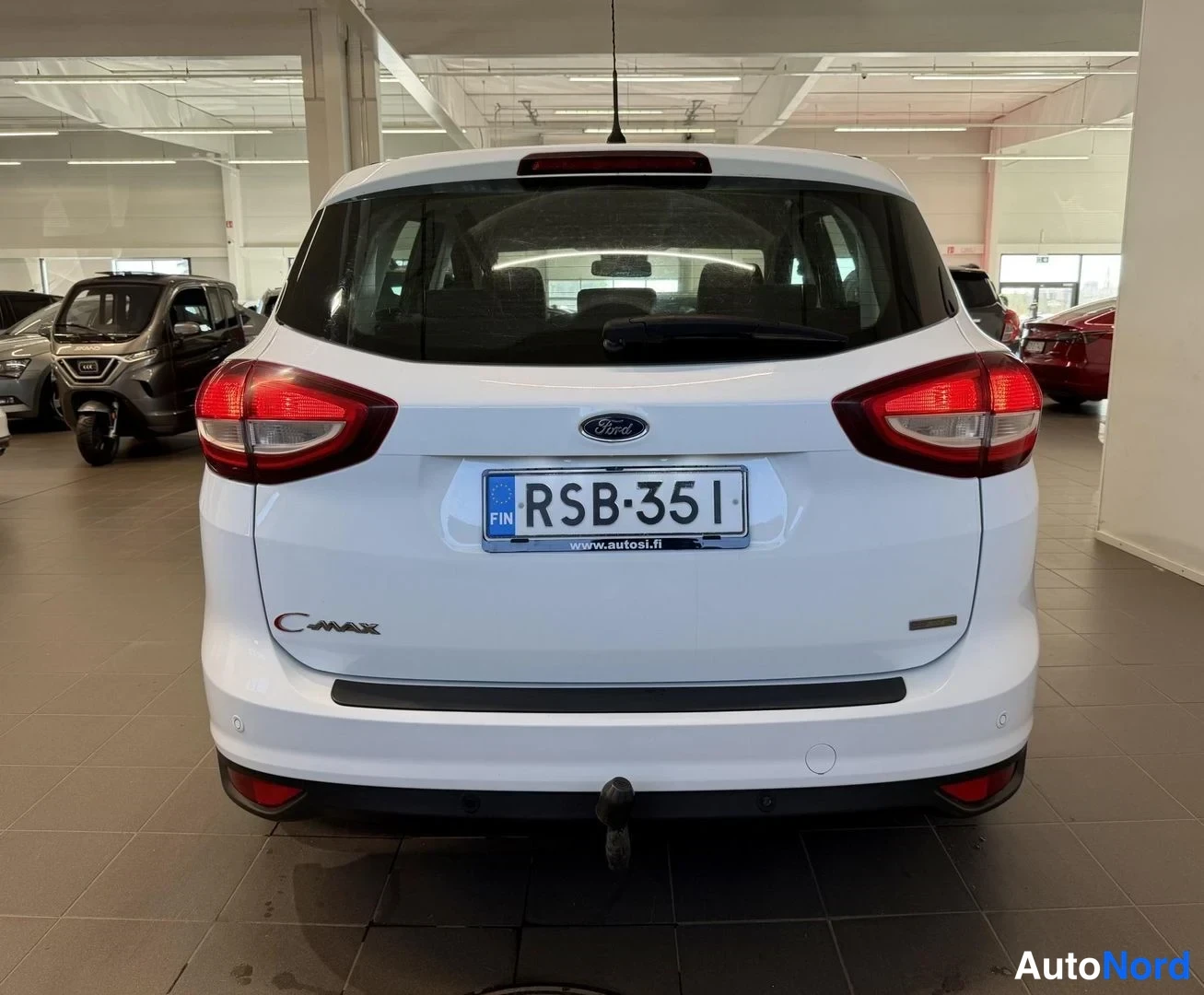 Valkoinen Ford C-Max 2016, takaa, kuva 6
