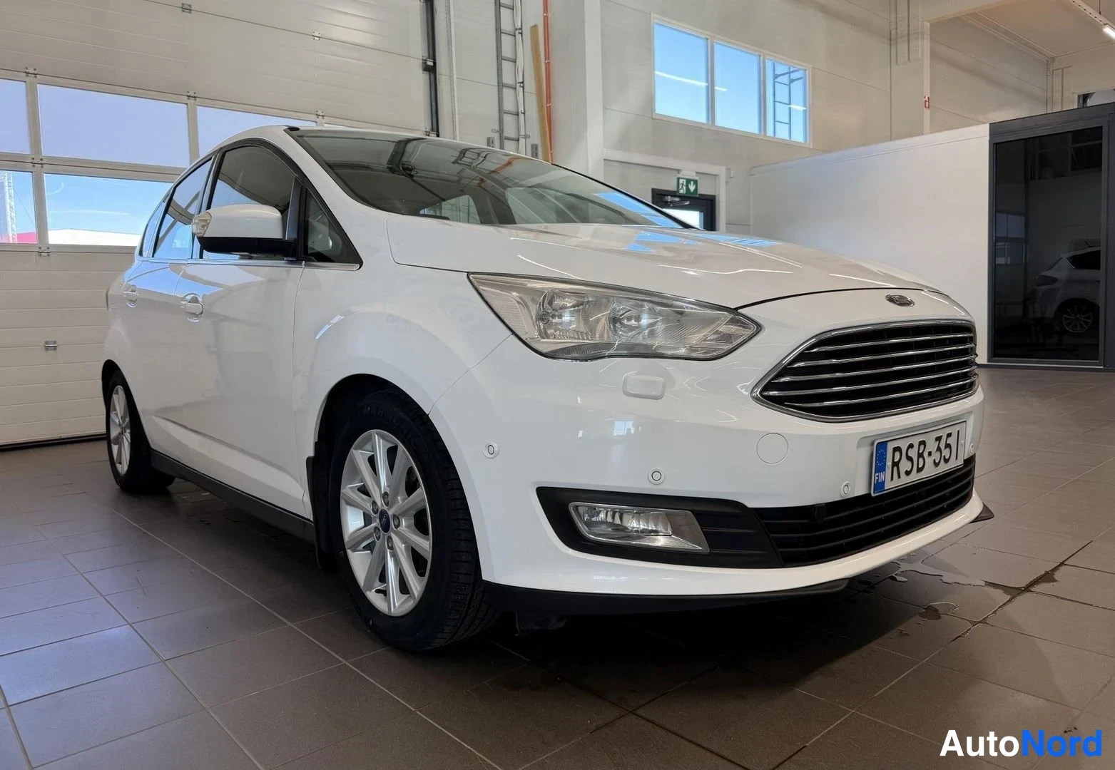 Valkoinen Ford C-Max 2016, etuviisto, keula oikealle, kuva 3