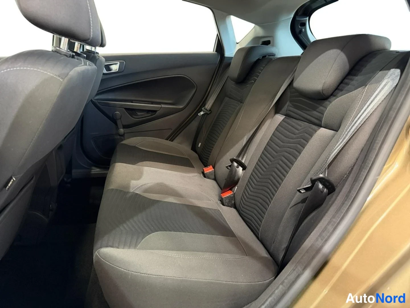 Beige Ford Fiesta 2015, takaa, kuva 12