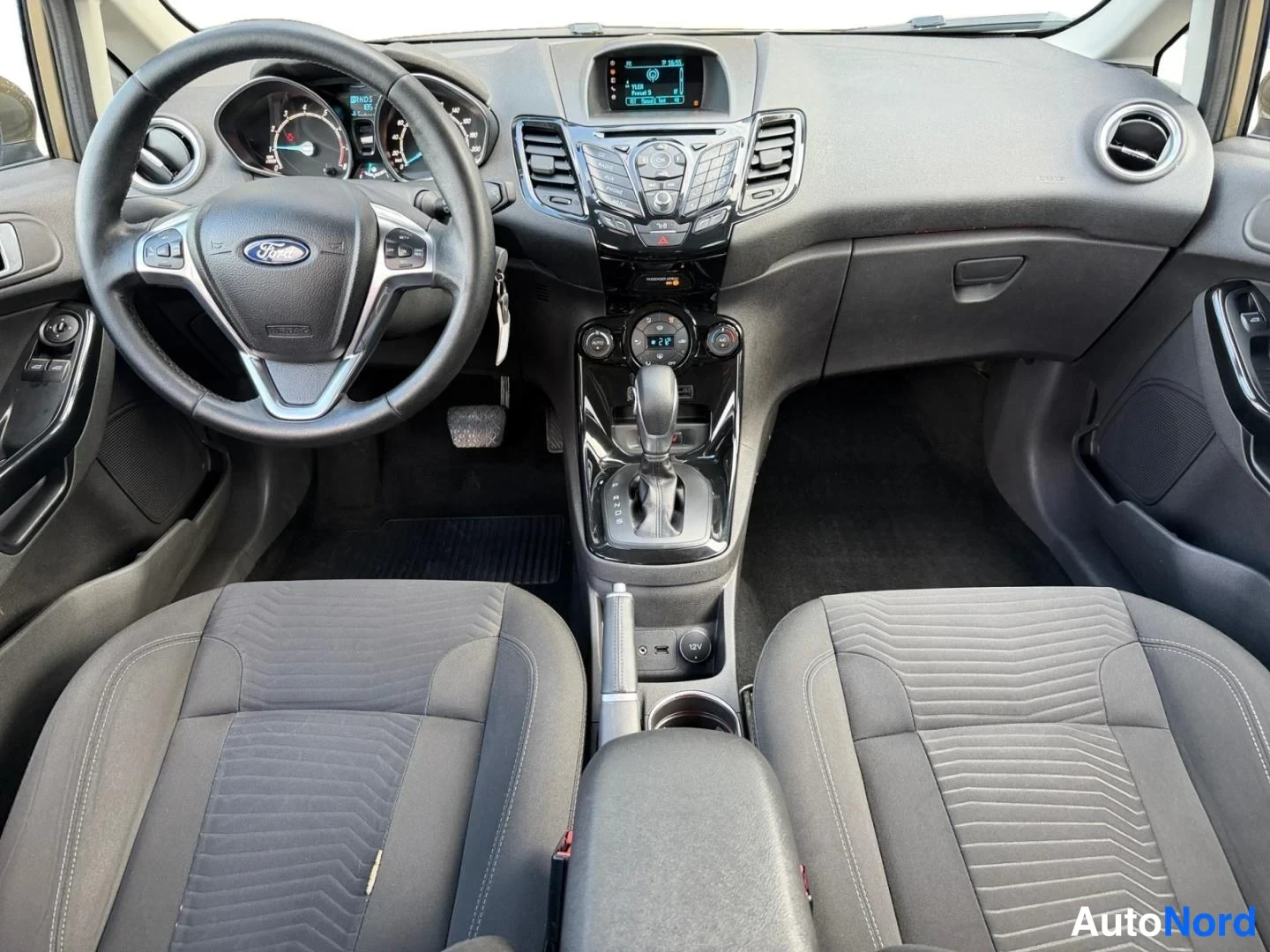 Beige Ford Fiesta 2015, etuviisto, kuva 5