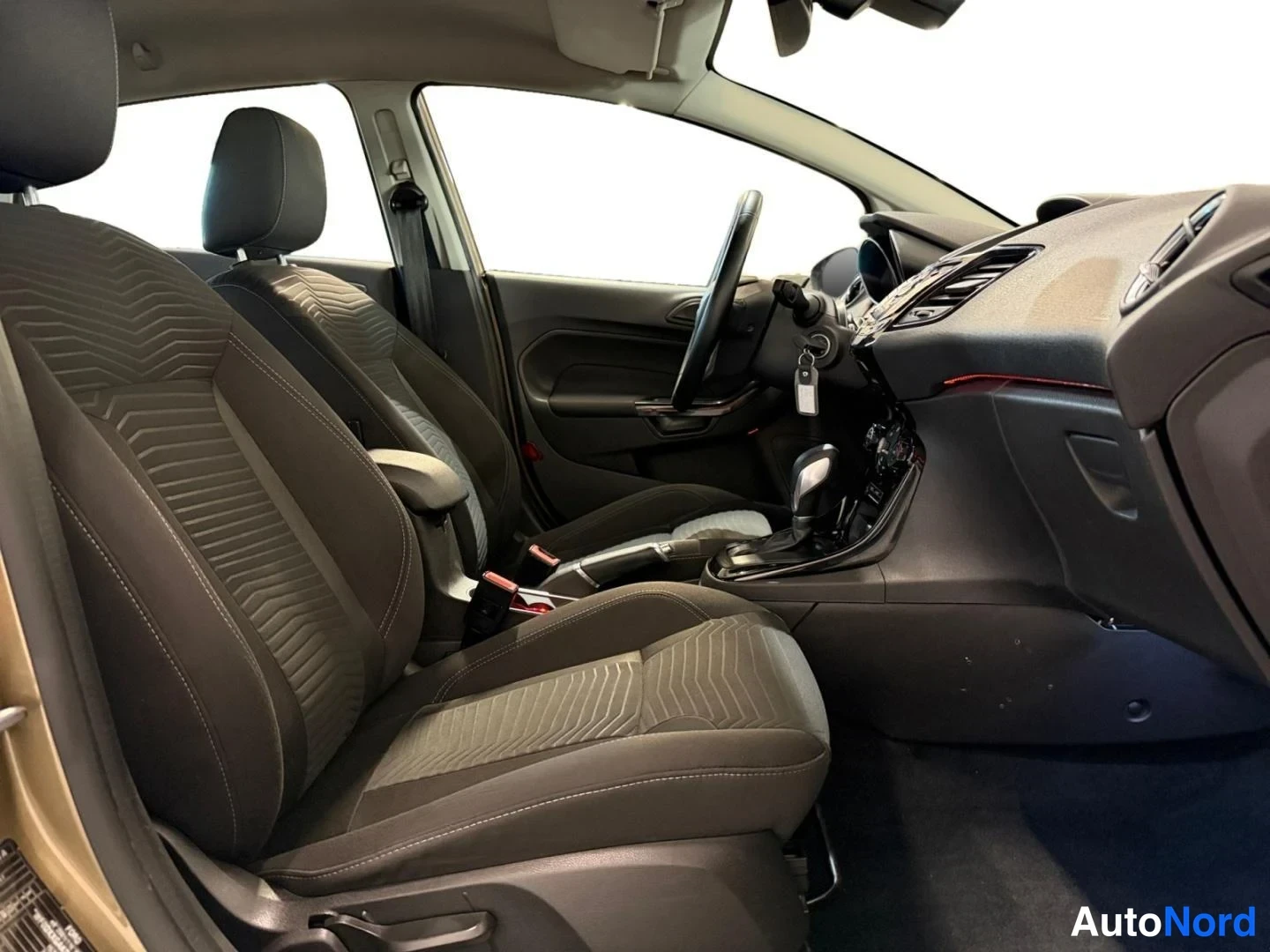Beige Ford Fiesta 2015, edestä, kuva 7