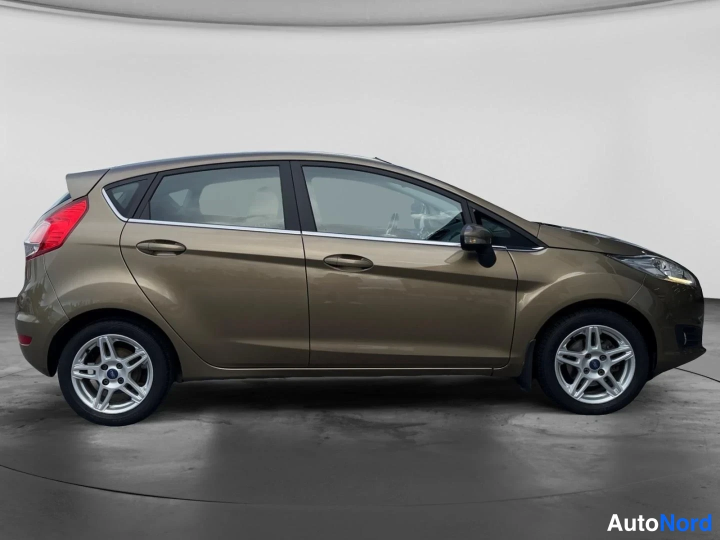Beige Ford Fiesta 2015, etuviisto, keula oikealle, kuva 4