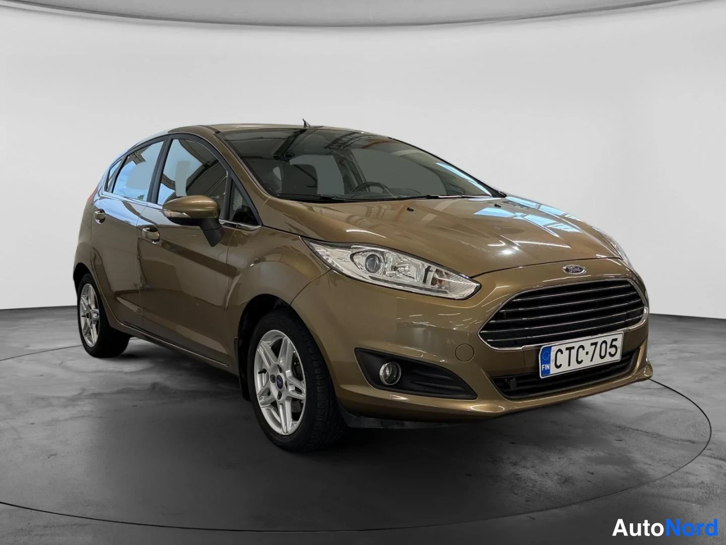 Beige Ford Fiesta 2015, etuviisto, keula oikealle, kuva 3