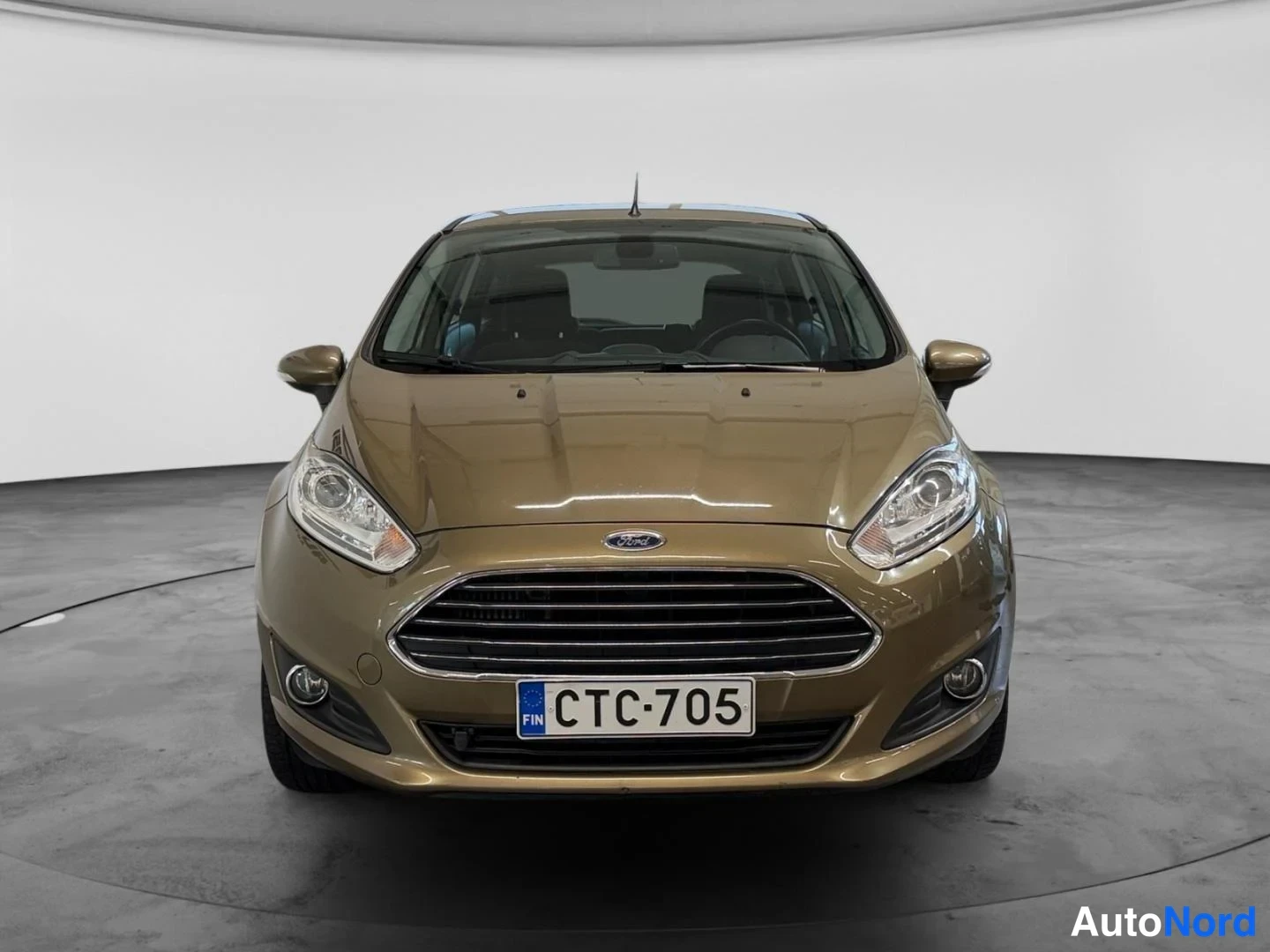 Beige Ford Fiesta 2015, edestä, kuva 6