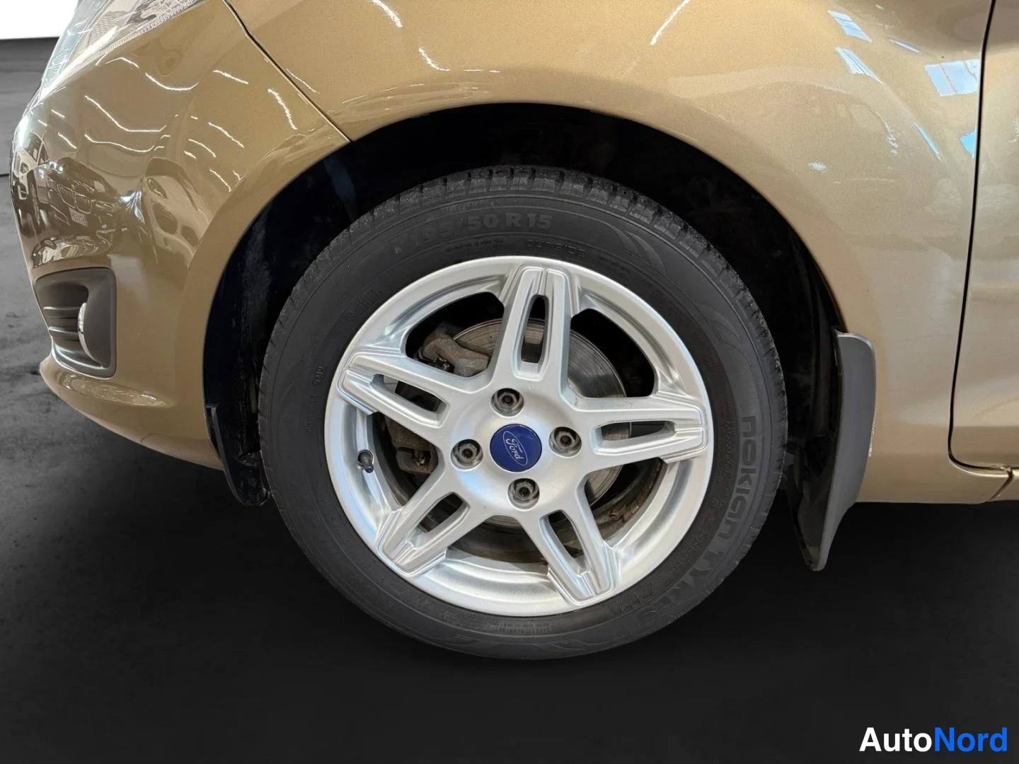 Beige Ford Fiesta 2015, etuviisto, keula vasemmalle, kuva 2