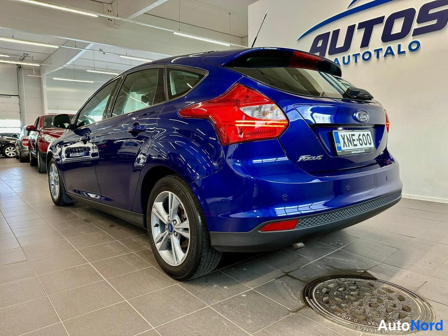 Sininen Ford Focus 2015, takaviisto, kuva 4