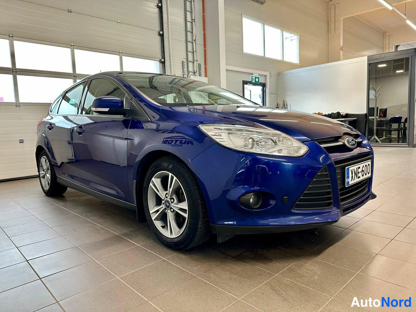 Sininen Ford Focus 2015, etuviisto, keula oikealle, kuva 3