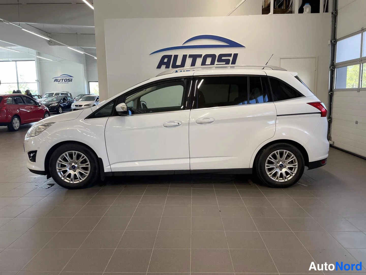 Valkoinen Ford Grand C-Max 2014, etuviisto, keula vasemmalle, kuva 3
