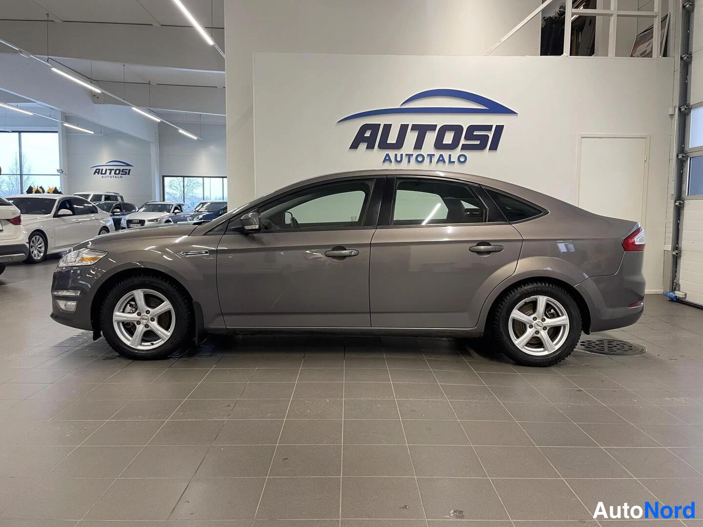 Harmaa Ford Mondeo 2013, sivulta, kuva 3