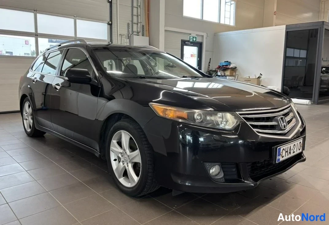 Musta Honda Accord Tourer 2008, etuviisto, keula oikealle, kuva 2