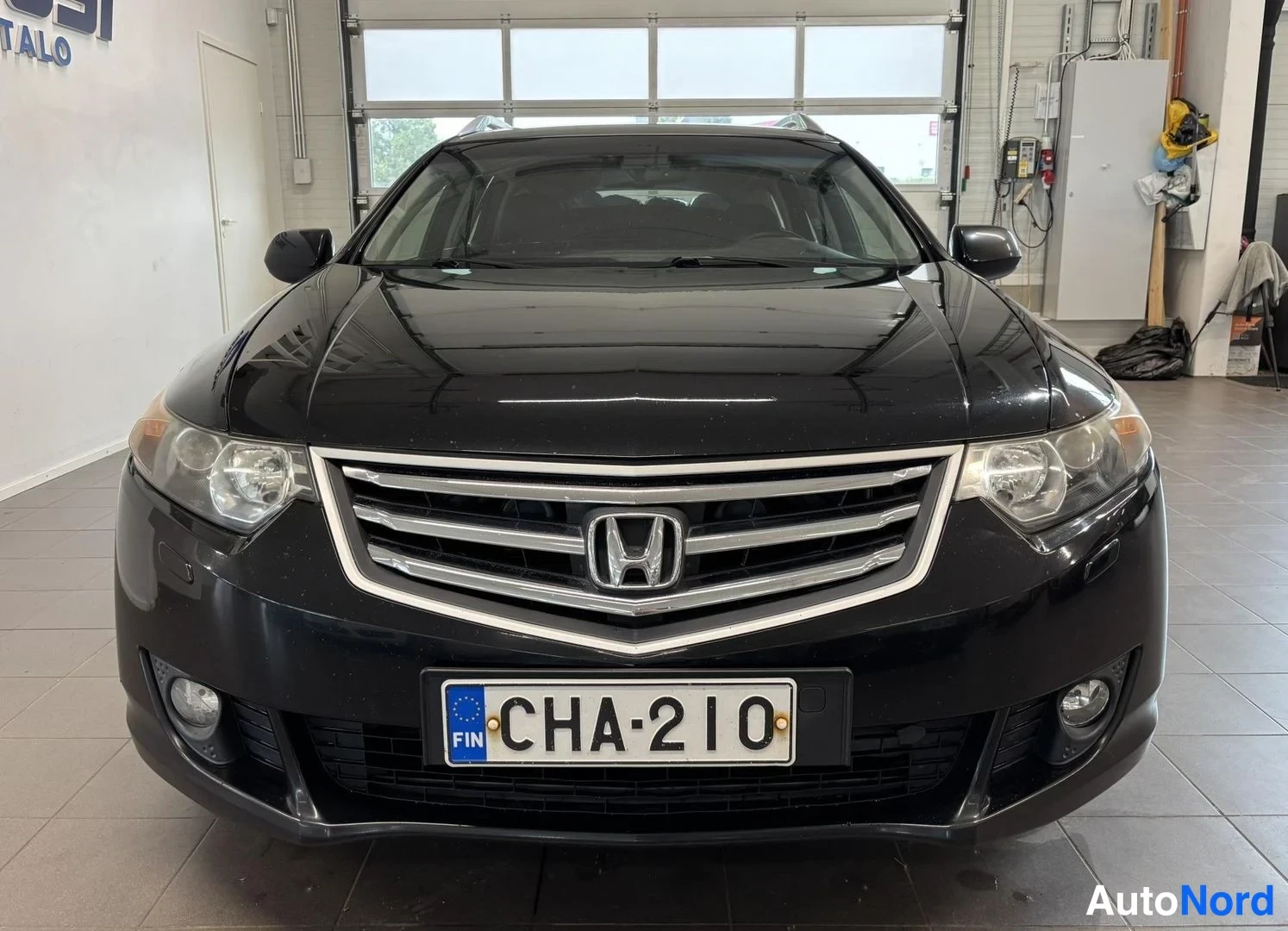 Musta Honda Accord Tourer 2008, edestä, kuva 3