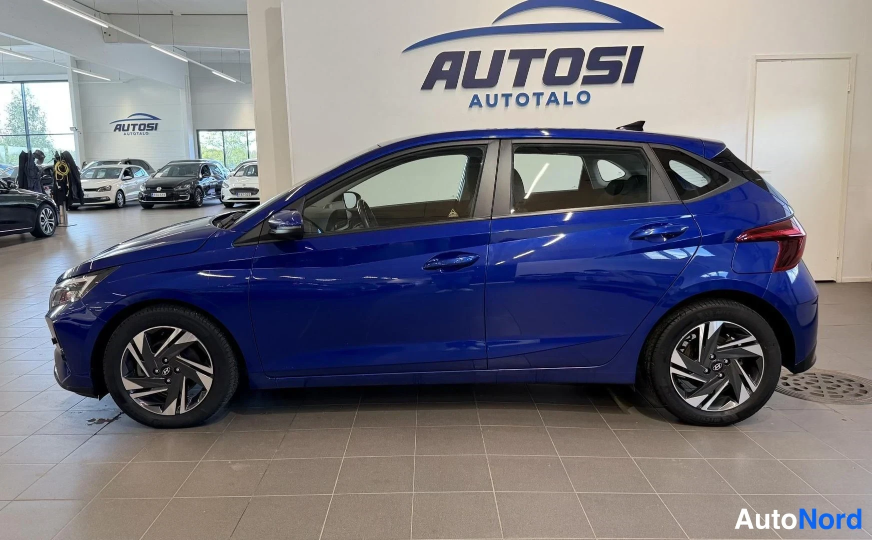 Sininen Hyundai i20 2021, sivulta, kuva 3