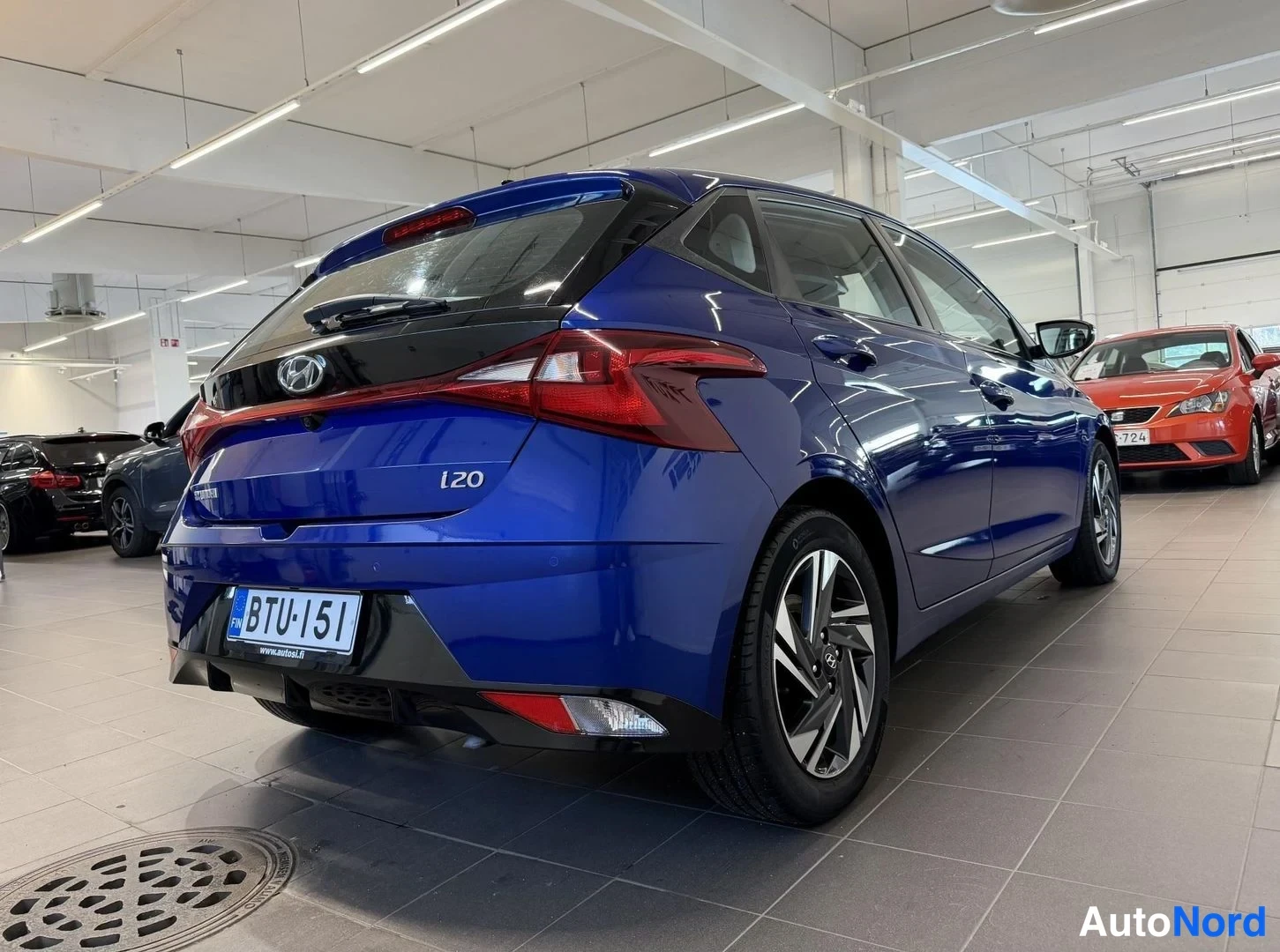 Sininen Hyundai i20 2021, takaviisto, kuva 5