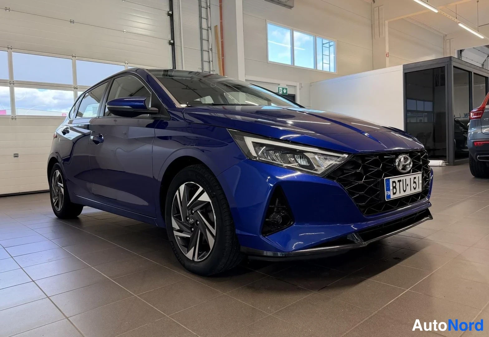 Sininen Hyundai i20 2021, etuviisto, keula oikealle, kuva 2